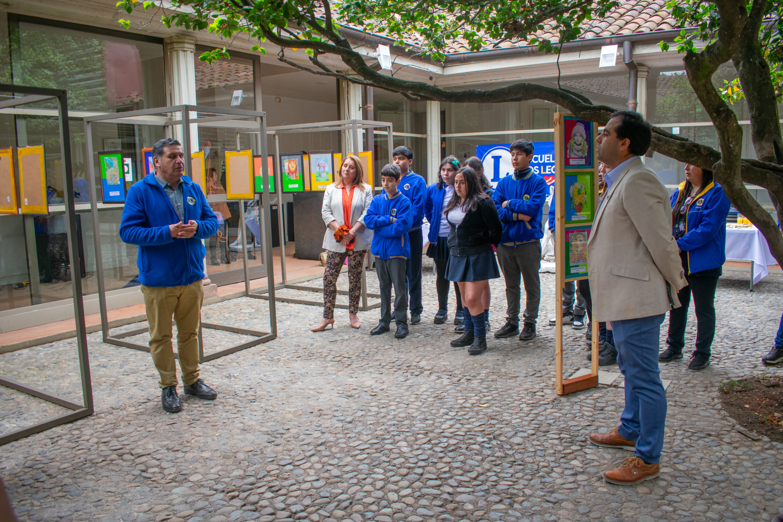 Estudiantes Leones exponen sus talentos artísticos en Museo de Linares